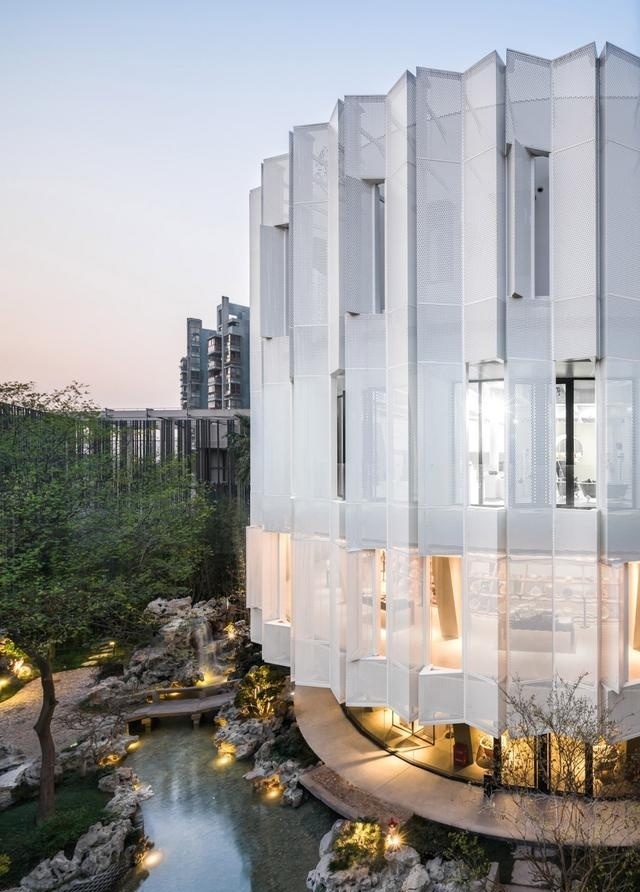 “幸运草”、“水晶盒”……这些地铁、公交站附近竟有如此魔幻的建筑