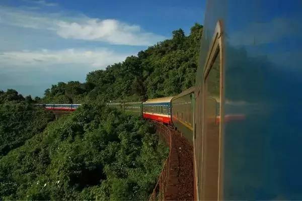 火车去青海沿途风景,青海人出国很难吗