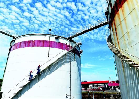 曾经的领导,如今成油库安全一线巡检员:不忘初心永葆本色