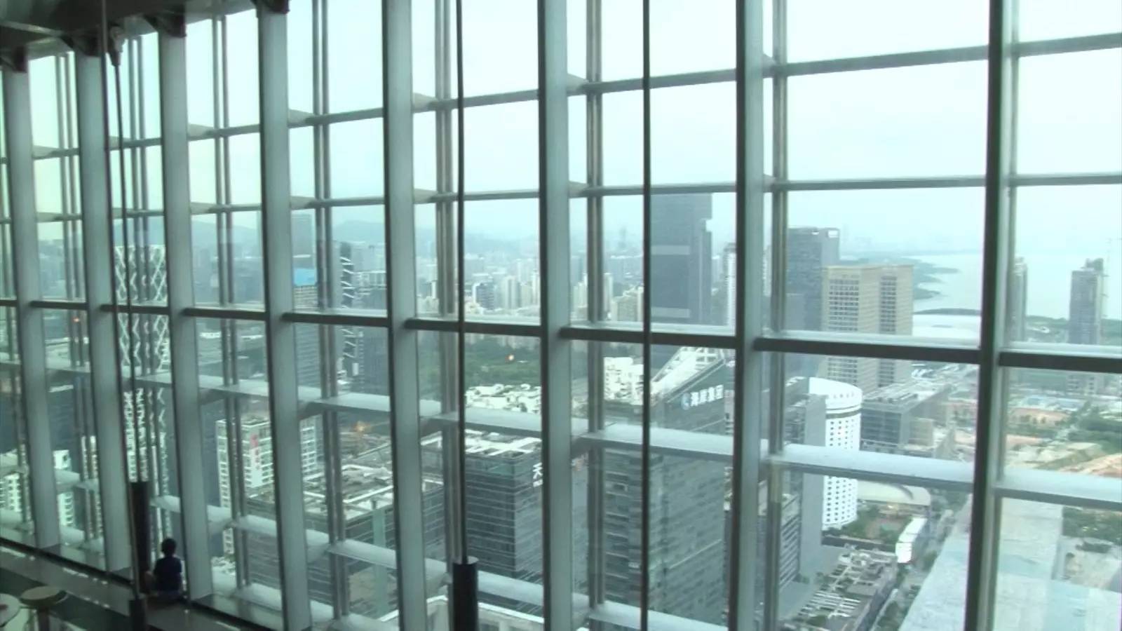 一家开在43楼的空中餐厅，去这里吃饭你得带上两个胃