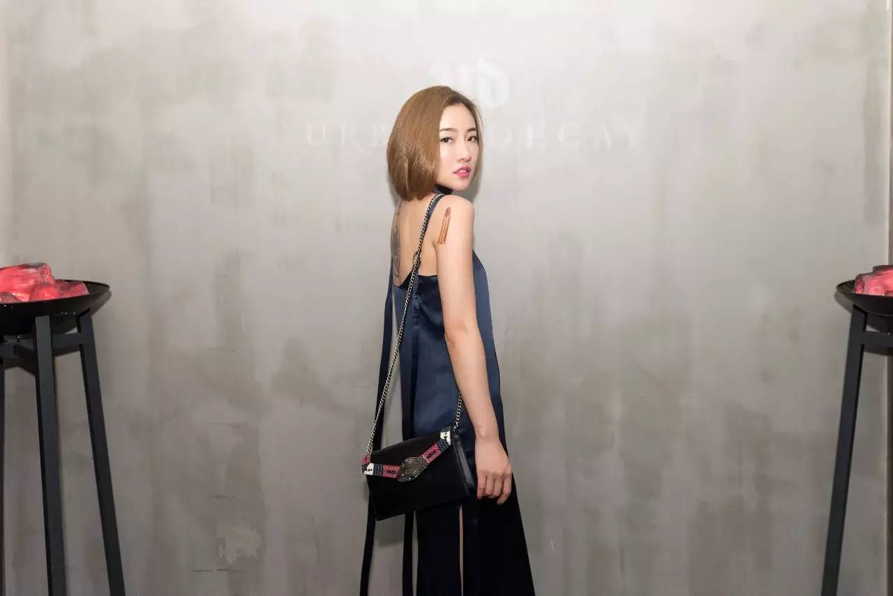 比夏天还热辣的UrbanDecayHeat，youaresoHOT!!!