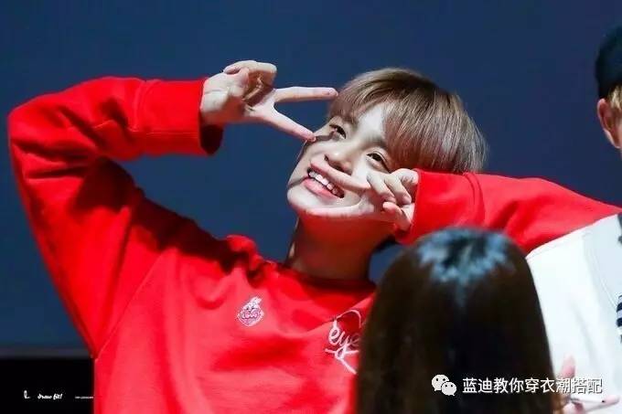 王源演唱会穿秀禾服,王源沸腾之夜黑西装