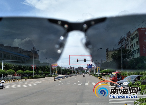 司机看过来!戴太阳镜在万宁开车请留心红绿灯