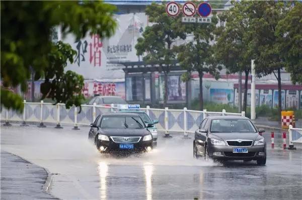 台风天执勤警察,台风天交警视频