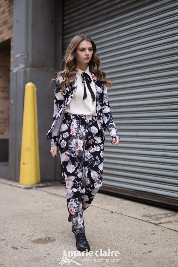 领口黑丝带搭得好时尚Icon，搭不好隔壁村服务员阿花