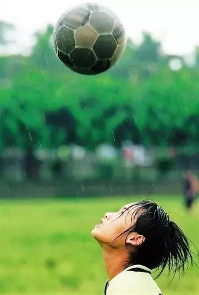 这群15岁就会结婚的女孩，一边捡垃圾一边踢球，竟连续三年勇夺世界冠军