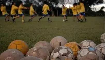 这群15岁就会结婚的女孩，一边捡垃圾一边踢球，竟连续三年勇夺世界冠军