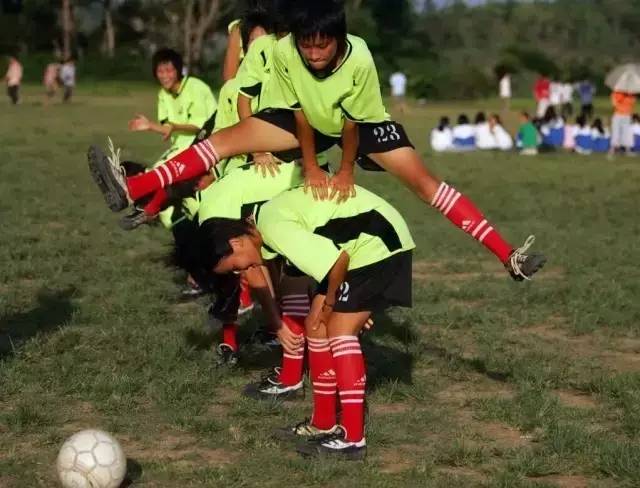 这群15岁就会结婚的女孩，一边捡垃圾一边踢球，竟连续三年勇夺世界冠军
