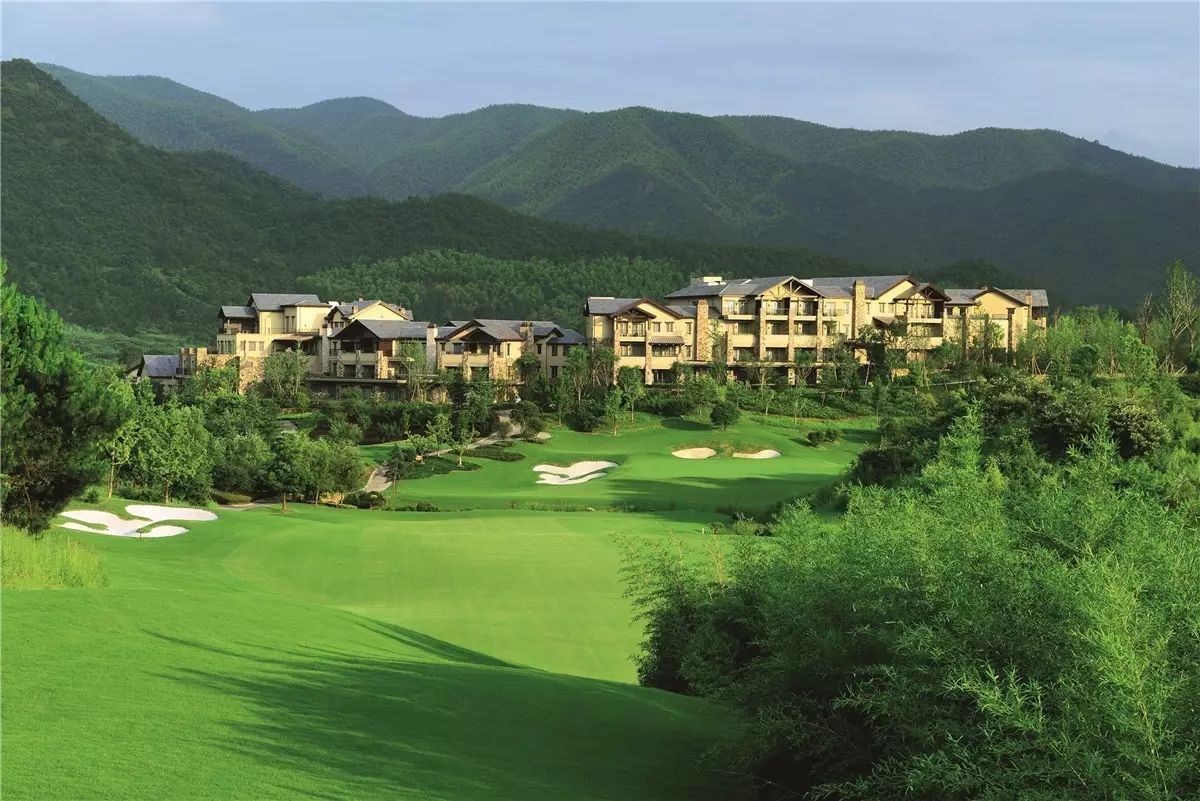 隐居山林烟雨间,自在山间隐居