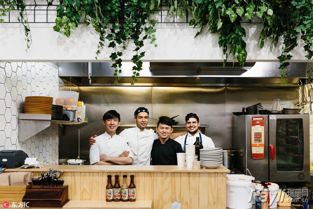 继炭黑冰激凌后黑芝麻糊版本的哥特拿铁也迈上了人生巅峰