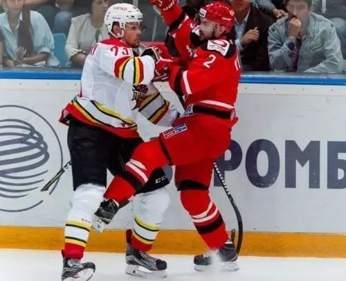 冰球比赛如果发生越位怎么办,冰球是犯规才能打架吗