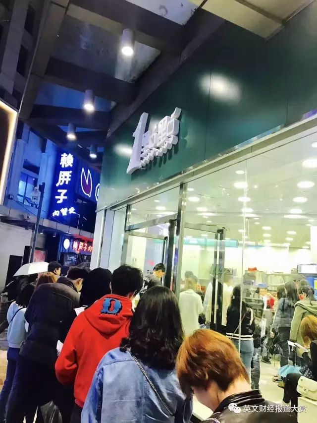 上海黄油与面包网红店排队,网红店都是女生在排队
