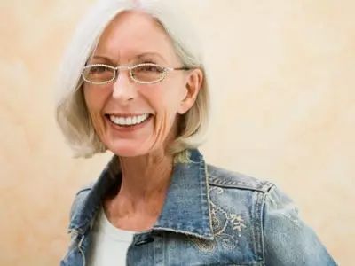 八字形皱纹是怎么回事,皱纹是代表老的迹象吗