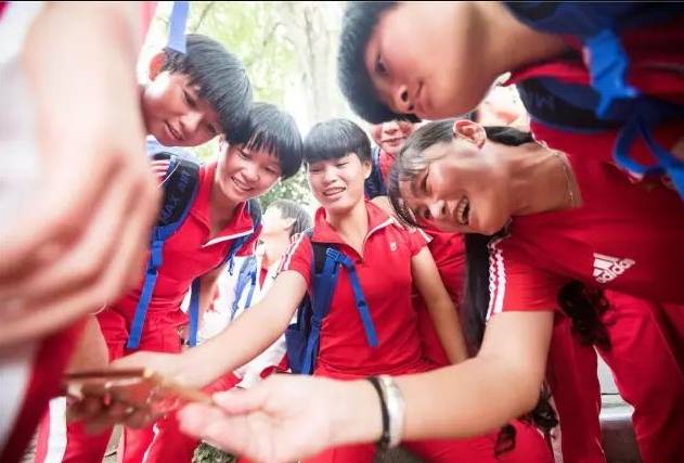 马云对这支女子足球队说：加油踢，争取踢进世界杯！