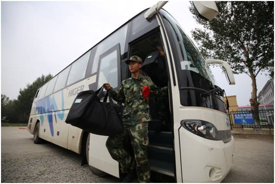 00后军人小哥哥变装,怎么成为帅气的兵哥哥