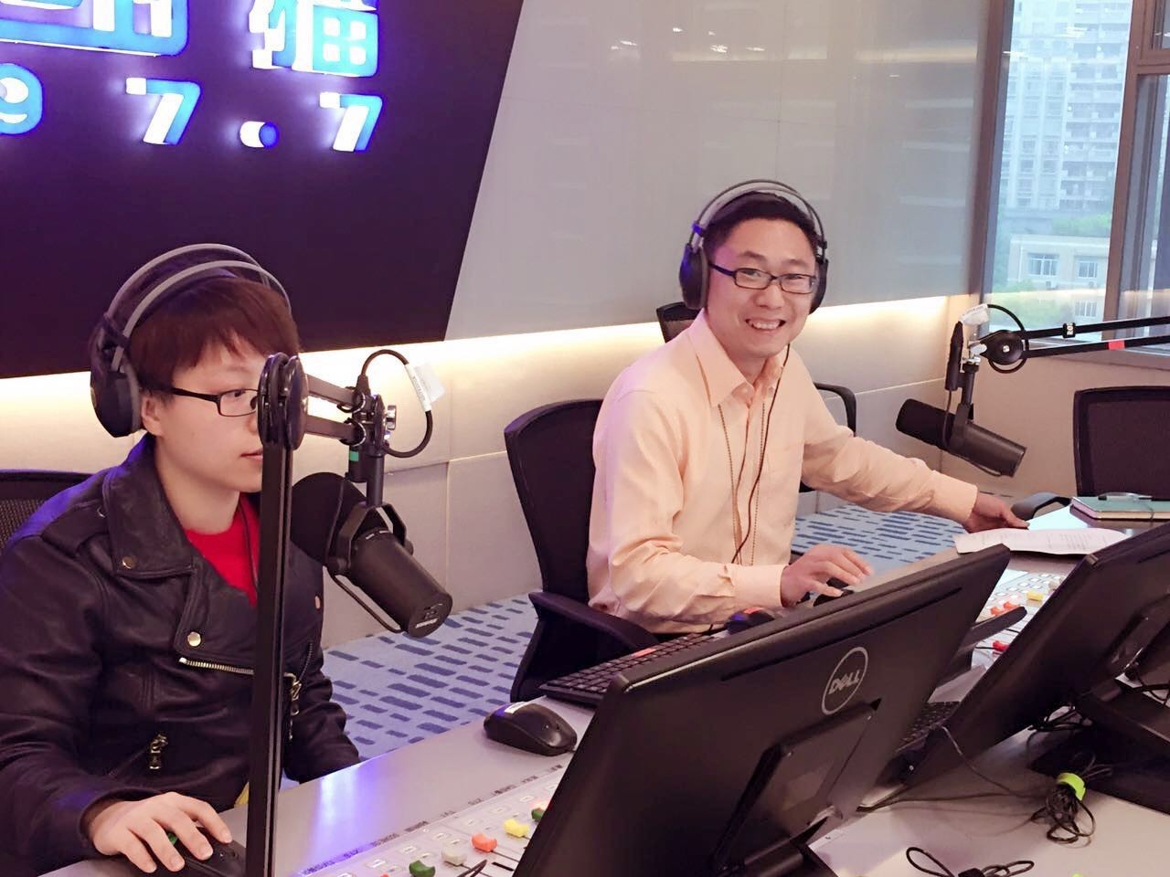 贺！《股市大家谈》荣获“年度十大指南节目”｜上海广播节