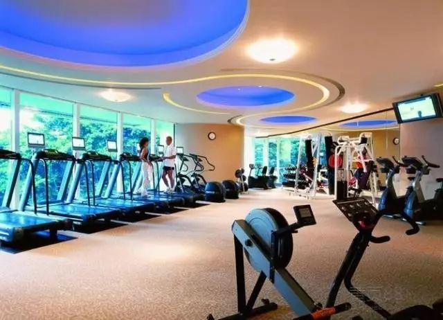 72岁奶奶坚持健身毅力不输年轻人,71岁天津老太太健身