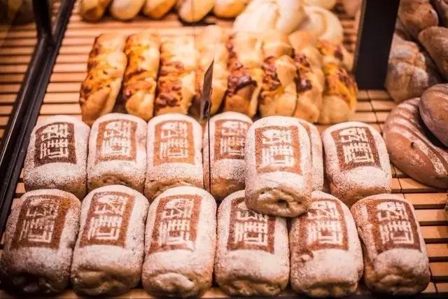 分分钟扫空，南京必吃网红酵母面包店终于盼来啦~足足70+种，雷神巧克力盐之花……杭州人又有口福了