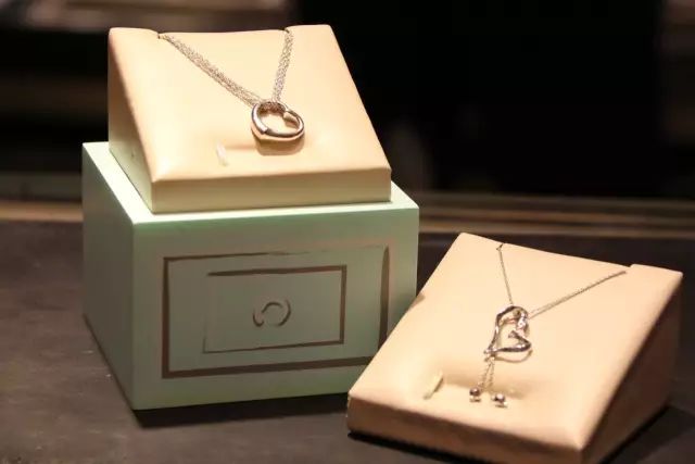 花一件钱买三件衣服,花一件的钱拿两件