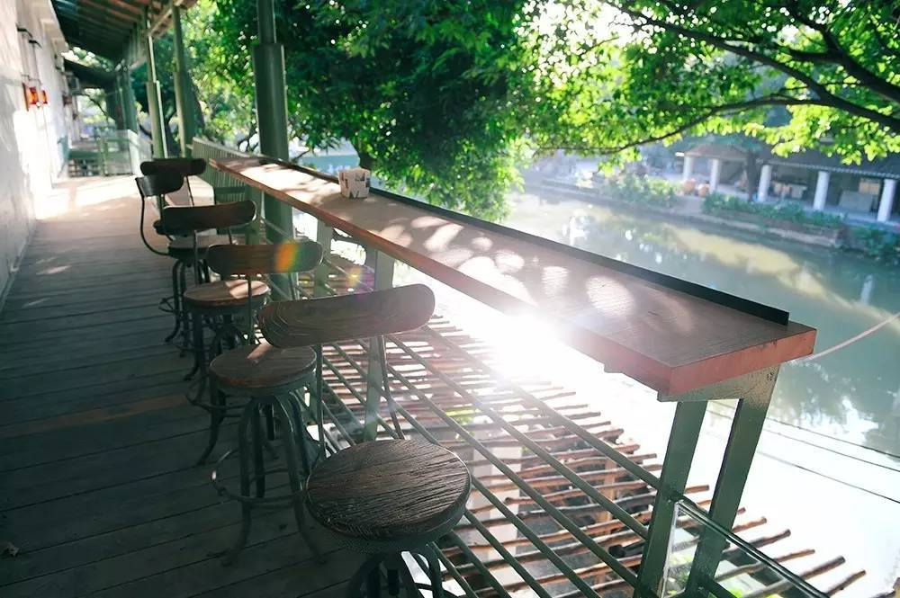 70后文艺大叔跑到这个“会吃福建人”的城市，用花砖、雪茄和伏特加，把废弃的修船厂变成最会撩妹的床