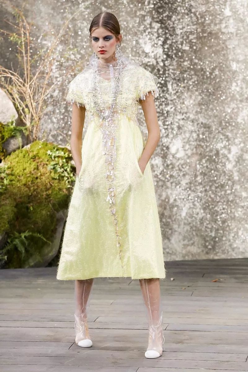 叹为观止！香奈儿把瀑布搬到了大皇宫！猜猜刘雯最近朋友圈发了什么？