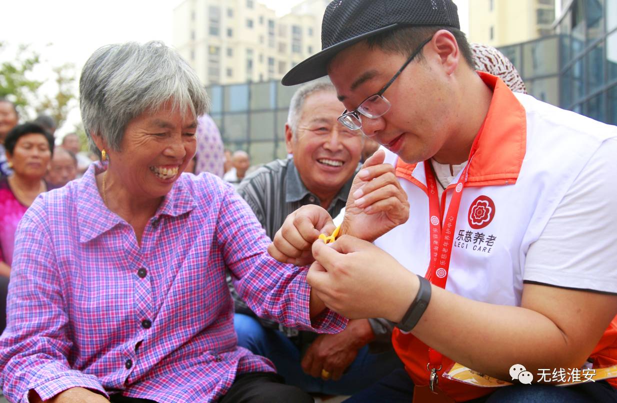 淮安人,以后在街上看到这样的老人,请主动帮助他!