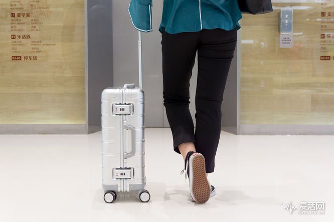 我拖着小米90分旅行箱上街的时候有人问我：这个是薛之谦同款吗？