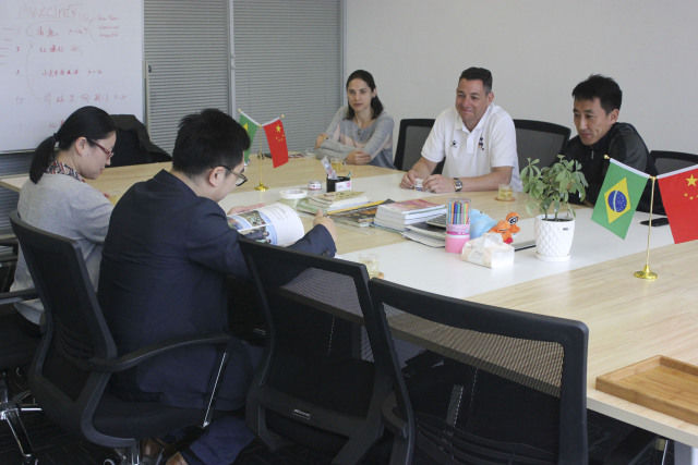 千呐,罗纳尔多的教练来国际港务区上班啦!