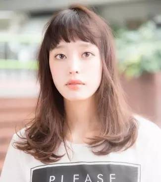 头发怎么弄卷发会持久,适合头发少且减龄的卷发