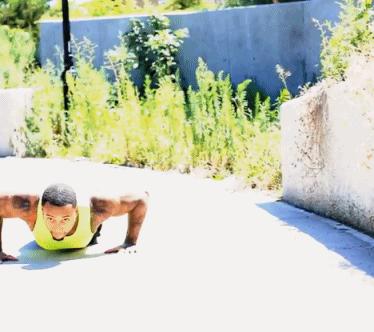 标准俯卧撑做10个都难该怎么提升,一个俯卧撑都做不了的女生