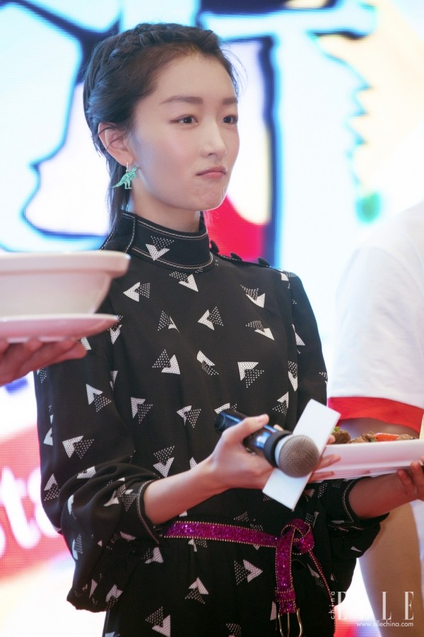 周冬雨戴超大珍珠耳环,周冬雨同款不对称耳环