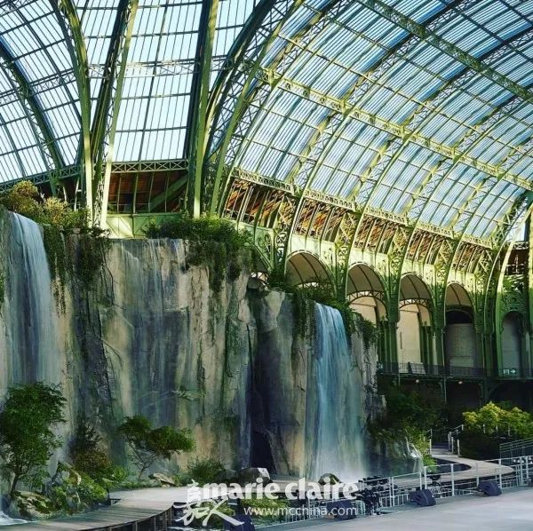 跟GD和表姐来到香奈儿“水帘洞”，看完我开始期待下雨天！