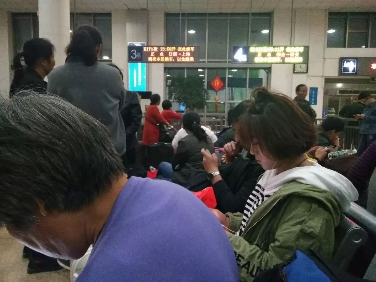 这是滁州火车站的十一假期实拍！世界再大路再遥远，我们也要回家！