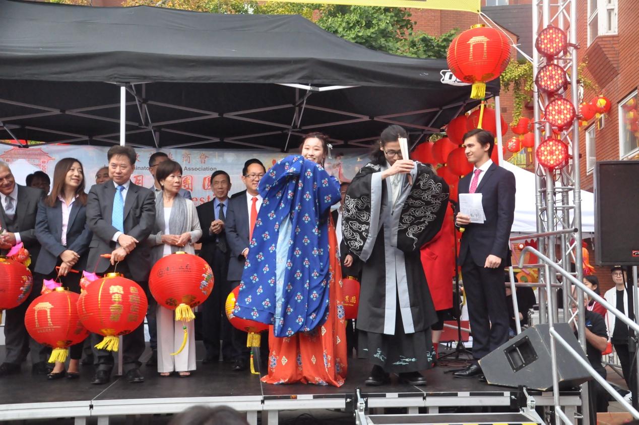 伦敦华埠庆中秋锣鼓喧天唐人街