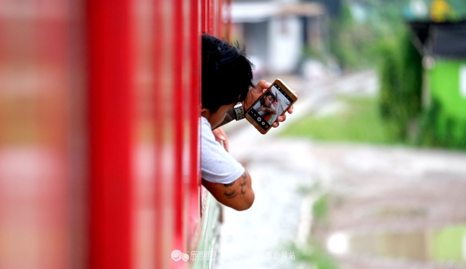 坐着小马车去赶集,坐着大巴去赶集