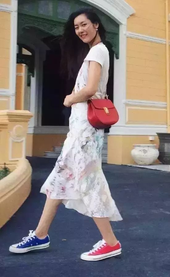 刘雯唐嫣同款小猪包,刘雯背的新款包是什么品牌