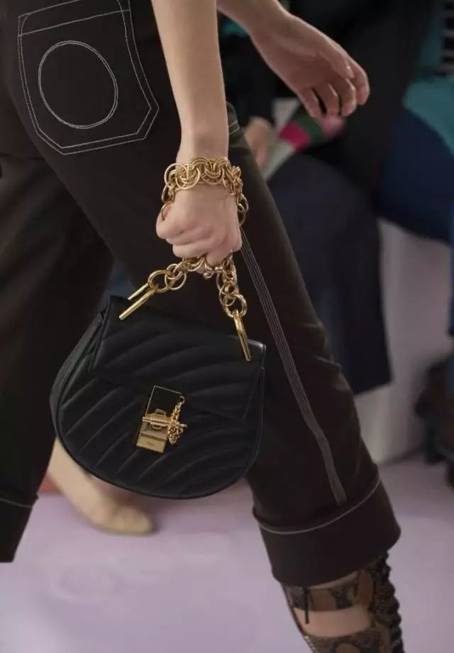 刘雯唐嫣同款小猪包,刘雯背的新款包是什么品牌