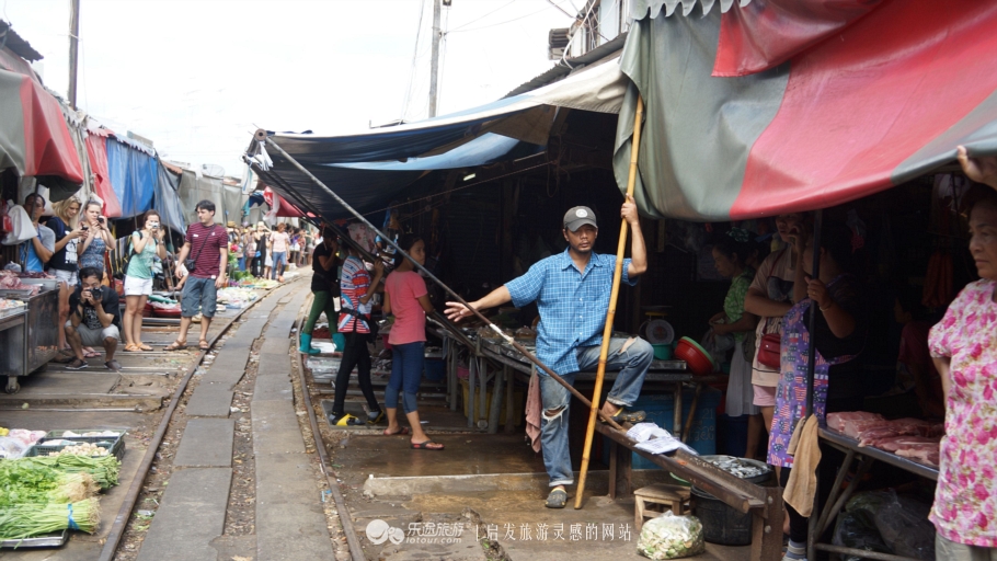坐着小马车去赶集,坐着大巴去赶集