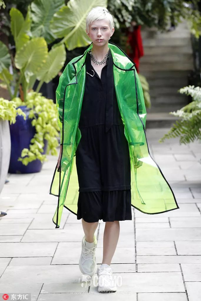 时髦办｜“透明塑料”成新流行！再也不怕下雨天咯