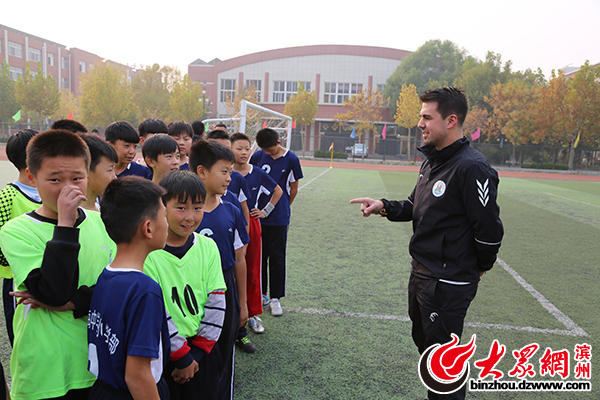 渤海中*联学**谊邯郸一中为学校足球发展注入新动力