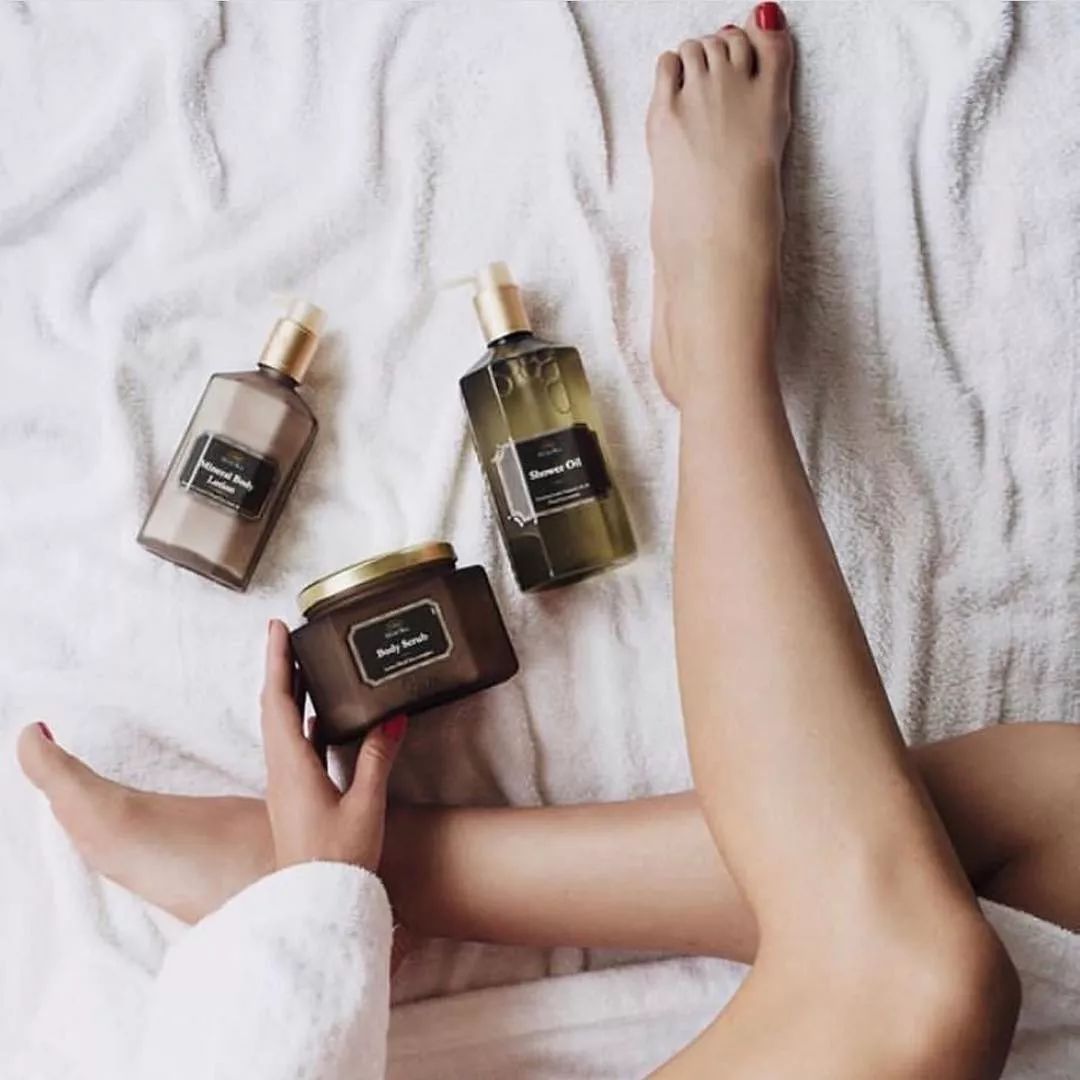 好痒啊！我除了能给你一个痒痒挠，还能给你一瓶身体乳！