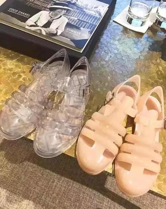 蕾哈娜水晶凉拖卖700块，咱们20年前就在穿，中国大妈又赢了