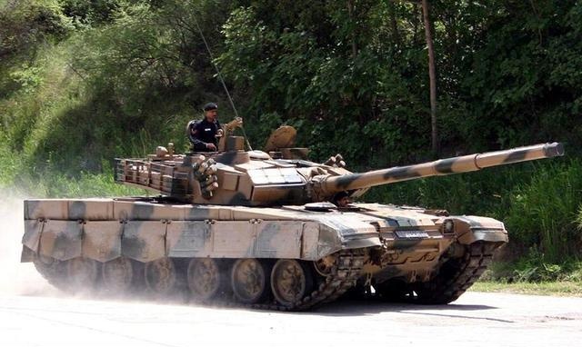 一国当年买中国先进坦克,风光阅兵后却要退货,如今故技重施又买无人机?