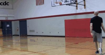 突破时防守人不往前抢怎么过人,面对重心低的防守人如何过人