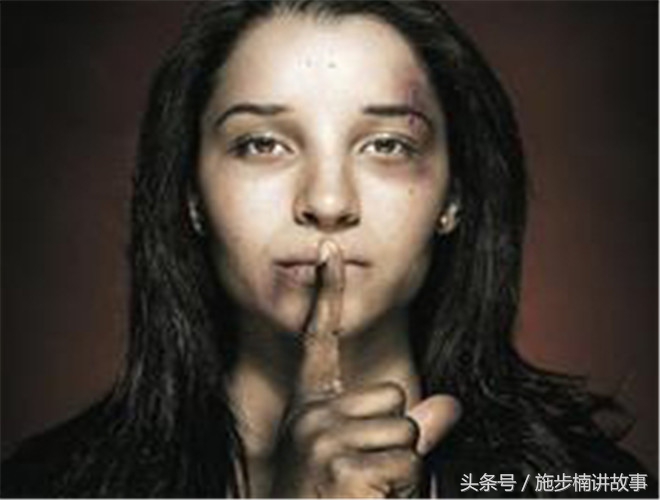 傻小子骑车撞到了漂亮姑娘完整版,傻小子被货车撞