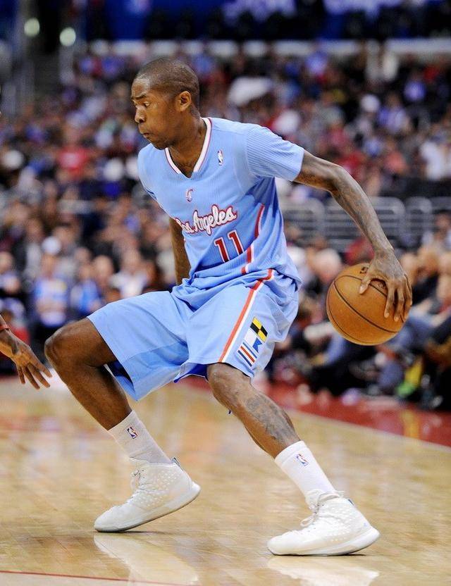 突破时防守人不往前抢怎么过人,面对重心低的防守人如何过人