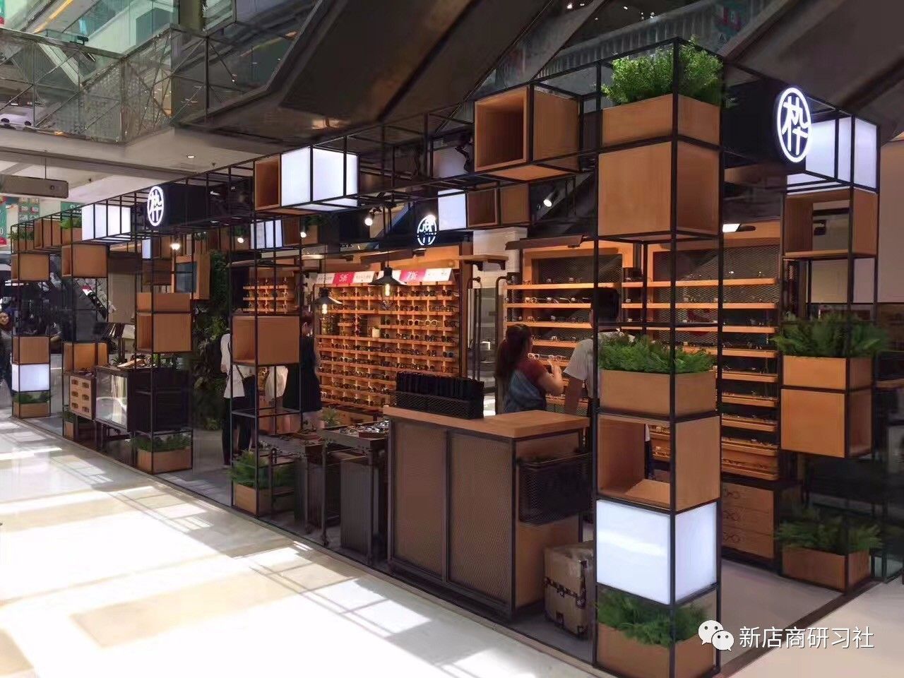 从眼镜框过渡到隐形眼镜,从戴眼镜到不戴眼镜