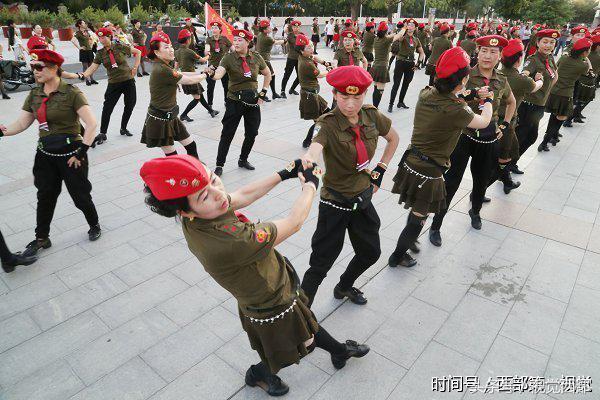 甘肃平凉网红老人跳广场舞,甘肃平凉广场舞大爷