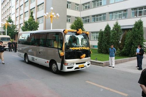 出行遇到送葬车队,遇到出殡车队如何避让