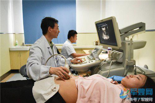 并肩共战的夫妻,并肩作战的战友夫妻